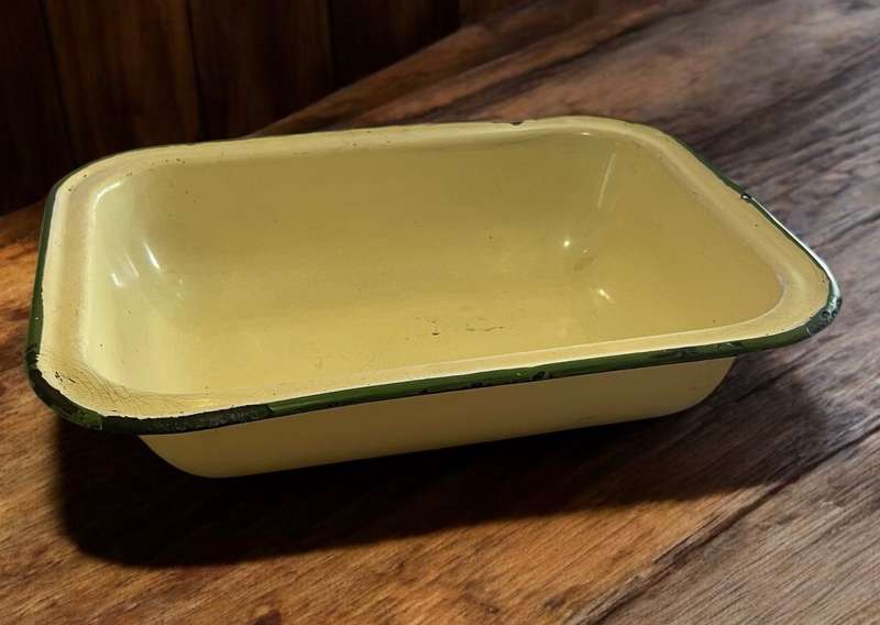 Bowl enamel pie dish