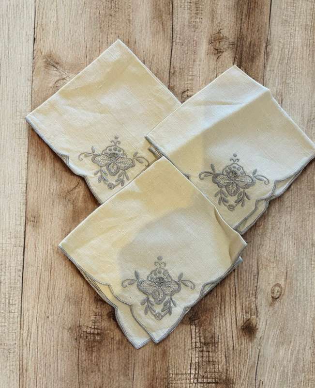 Napkins embroidered x3(NR15)
