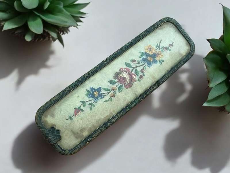 Clothes brush petit point