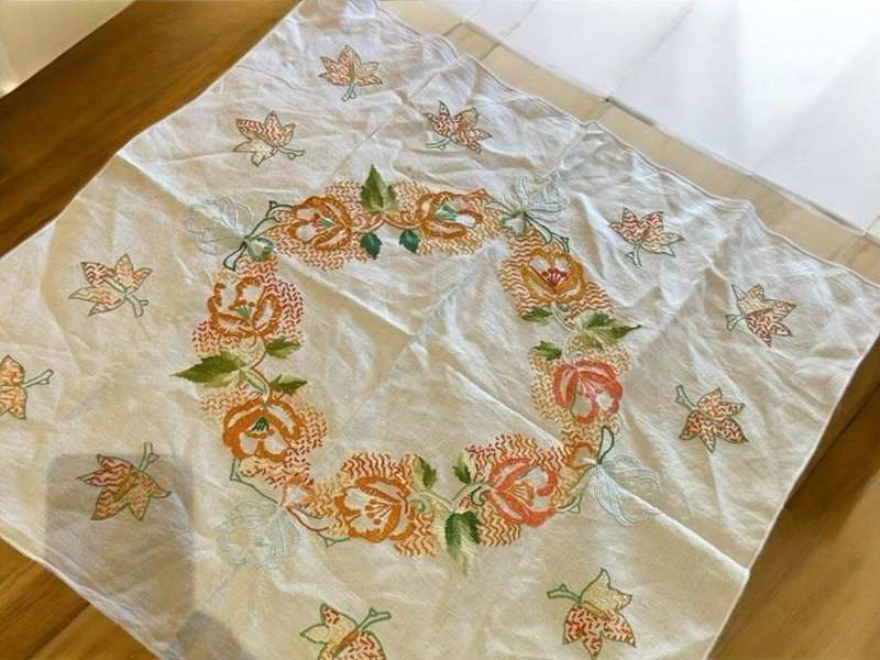 Table centre piece/overlay/tablecloth(NR71)