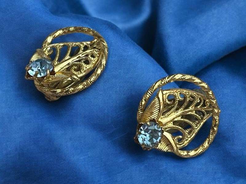 Earrings vintage clip on