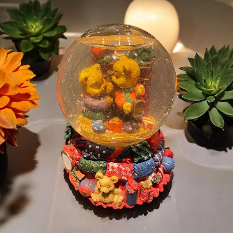 Ornament snow globe musical