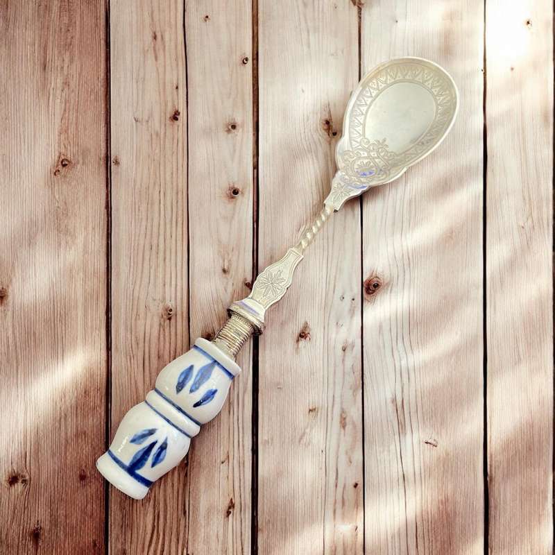 Serving spoon
