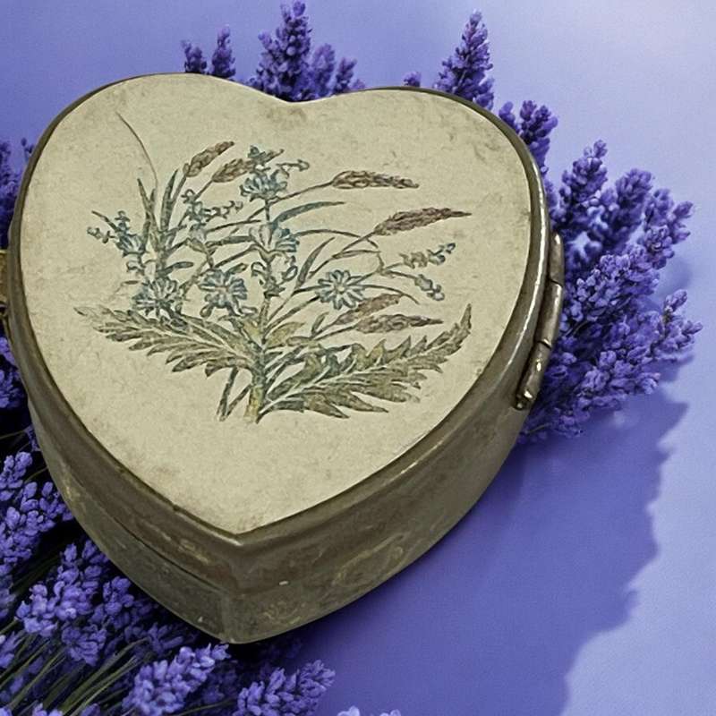 Pill box/trinket holder
