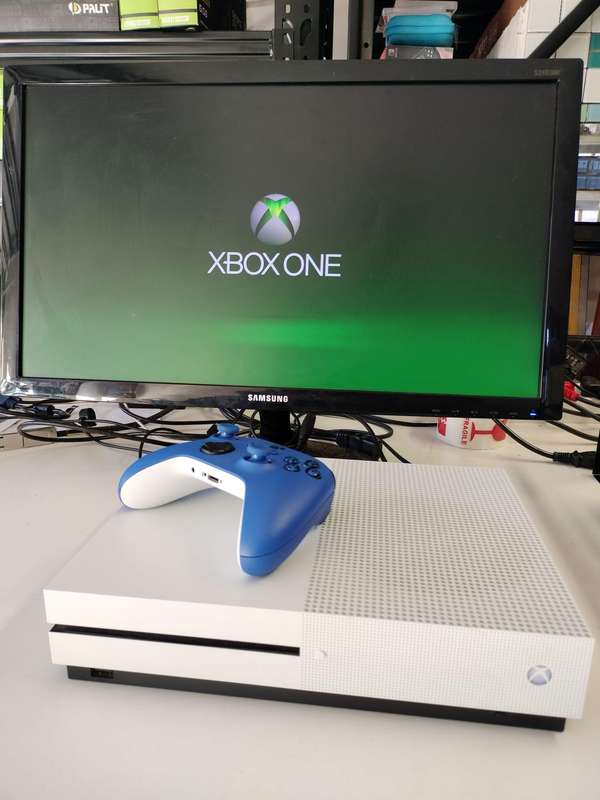 Xbox One S 1TB & Controller