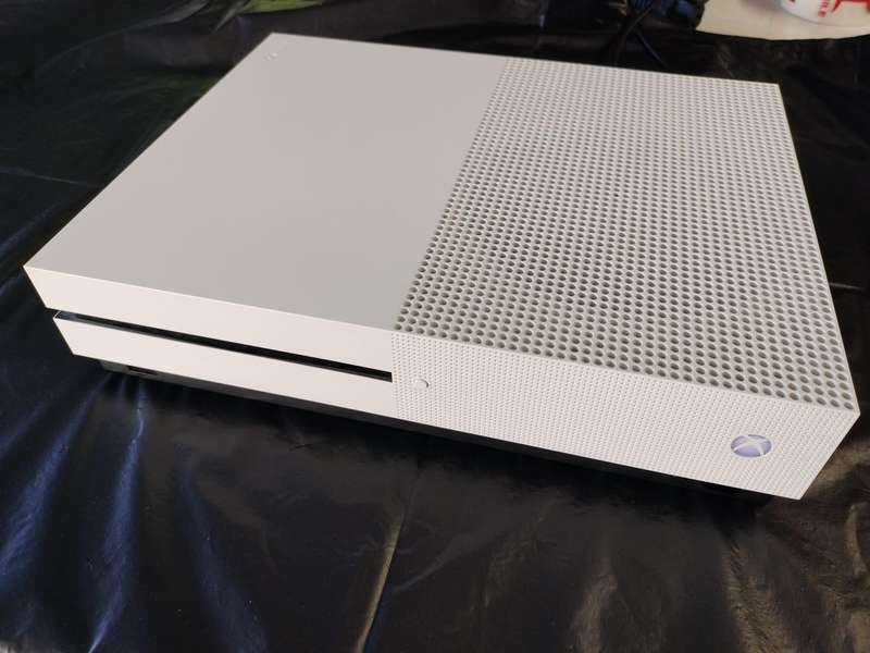 Xbox One S 1TB & Controller