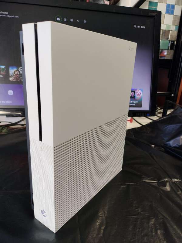 Xbox One S 1TB & Controller