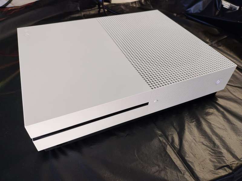 Xbox One S 1TB & Controller