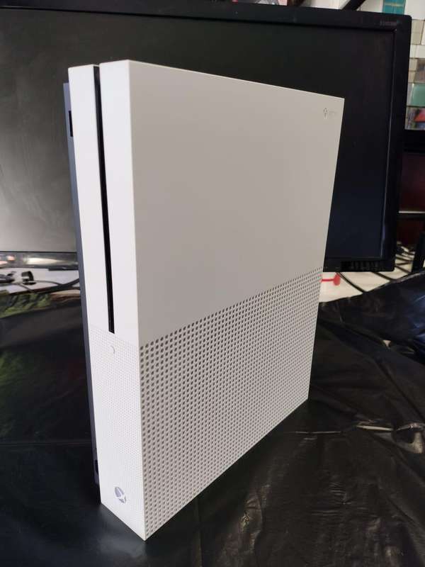 Xbox One S 1TB & Controller