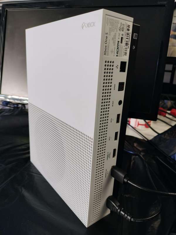 Xbox One S 1TB & Controller