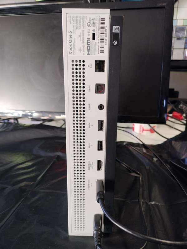 Xbox One S 1TB & Controller