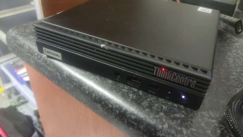 Lenovo ThinkCentre m70q Tiny / 10th Gen Core i5 / 256GB SSD / 8GB RAM