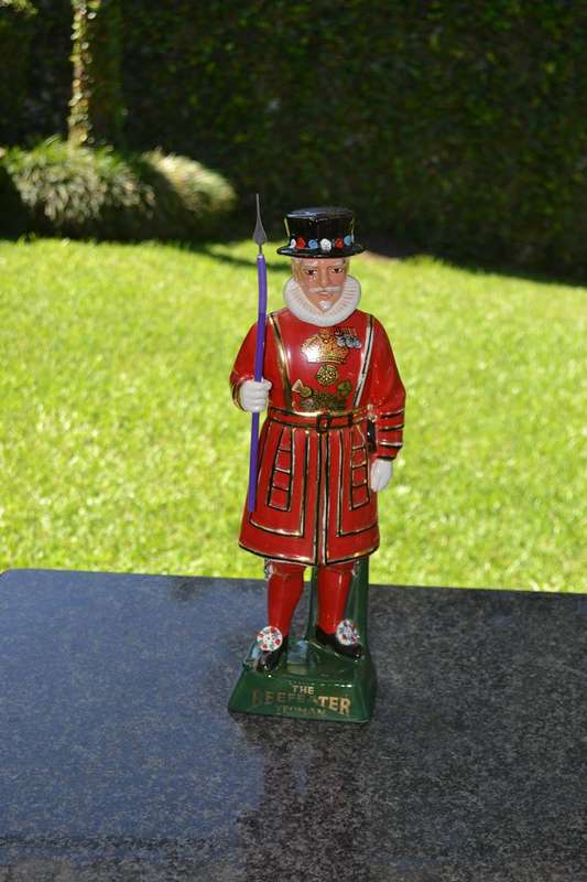 True Vintage 1960's Coronetti Cunardo Italy "The Beefeater Yeoman" Porcelain Decanter