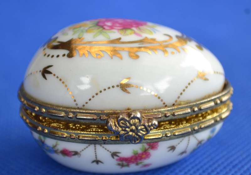 Limoges France L.F. - Vintage Collectable Porcelain Pill Box