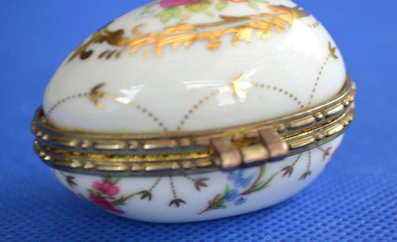 Limoges France L.F. - Vintage Collectable Porcelain Pill Box