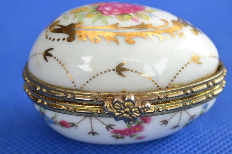 Limoges France L.F. - Vintage Collectable Porcelain Pill Box