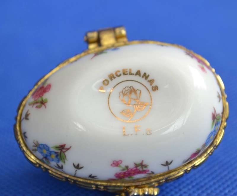 Limoges France L.F. - Vintage Collectable Porcelain Pill Box
