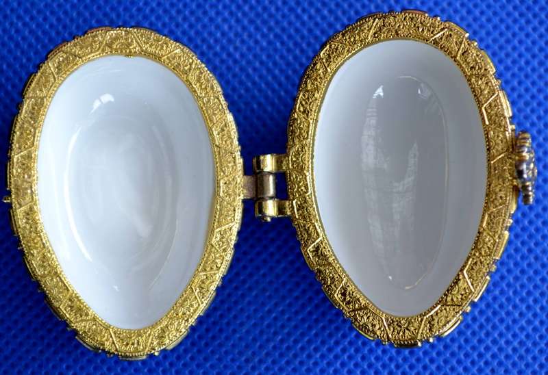 Limoges France L.F. - Vintage Collectable Porcelain Pill Box