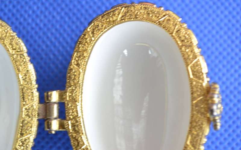 Limoges France L.F. - Vintage Collectable Porcelain Pill Box