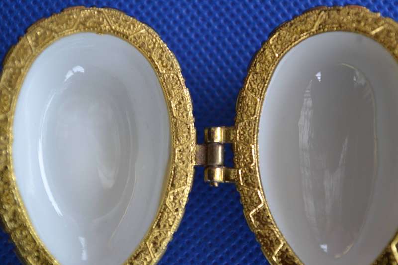 Limoges France L.F. - Vintage Collectable Porcelain Pill Box