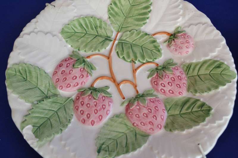 Set of 4 Decorative Wall Plates - Fruit Design - with wall hanging clips