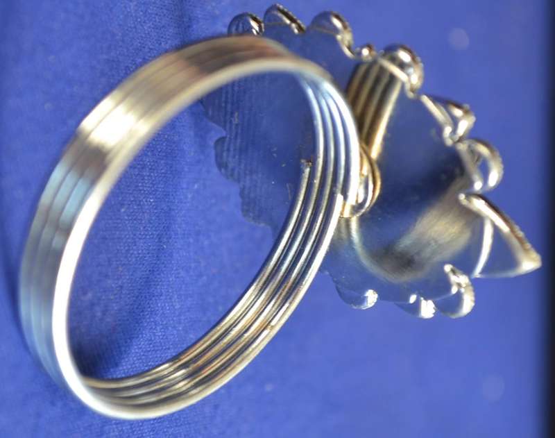 Boxed Set of Four Napkin Rings Diamond and Silver x 2