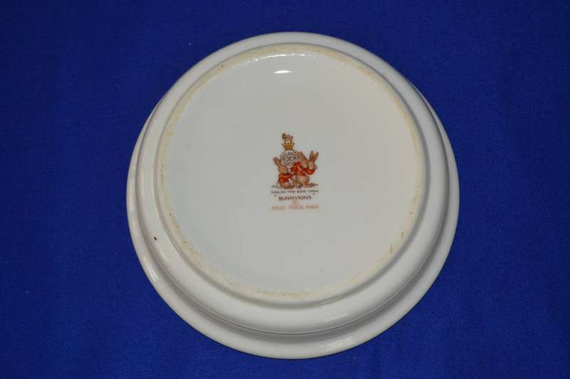Royal Doulton Bunnykins Porridge Bowl "family in the Garden"