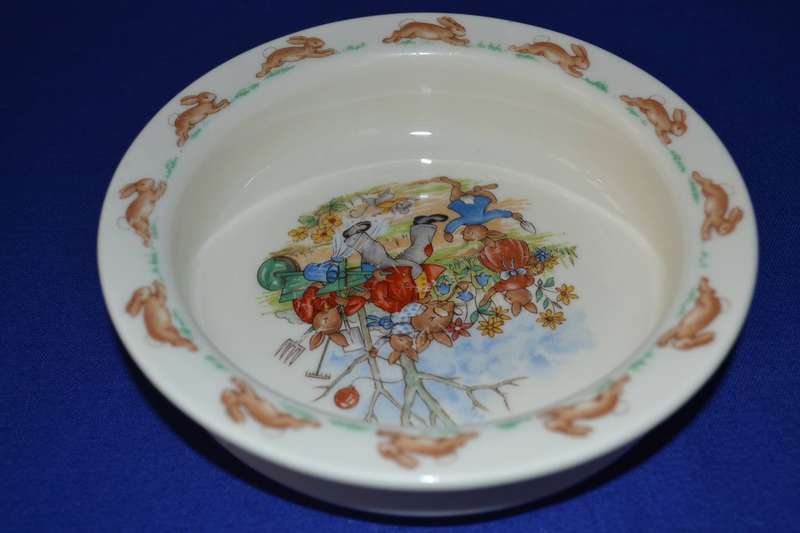 Royal Doulton Bunnykins Porridge Bowl "family in the Garden"