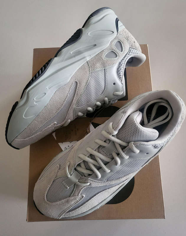 New Adidas Yeezy 700 (UK9.5)