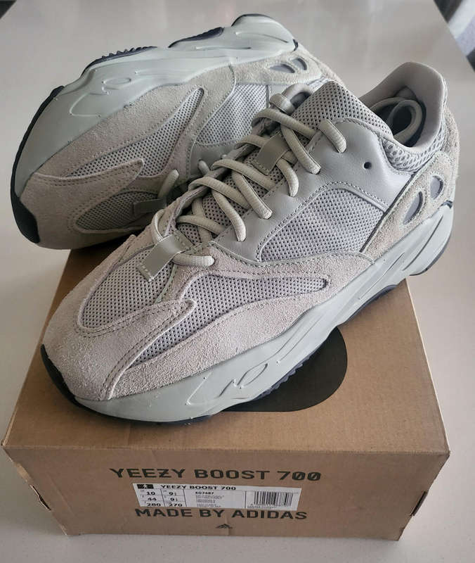 New Adidas Yeezy 700 (UK9.5)