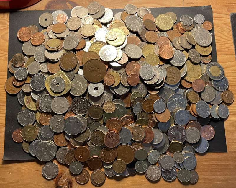 Massive hoard of 735 coins and tokens from all over the world - Bid per coin
