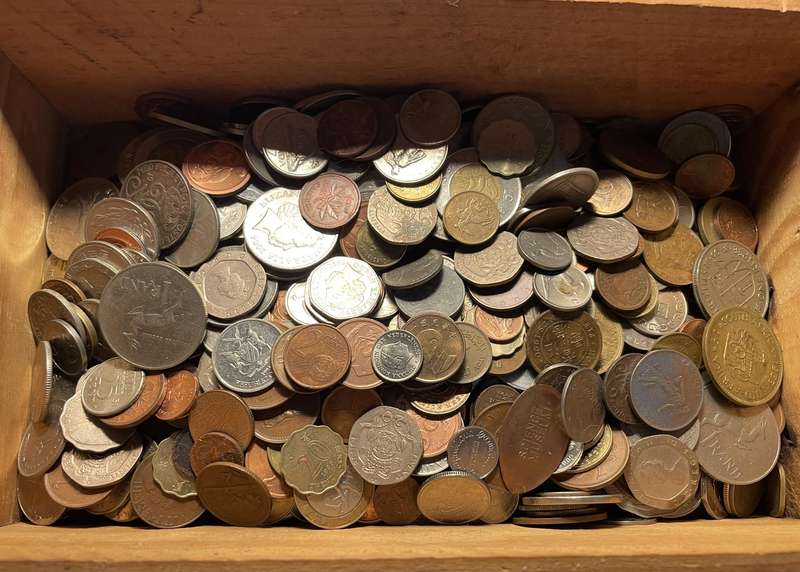 Massive hoard of 735 coins and tokens from all over the world - Bid per coin