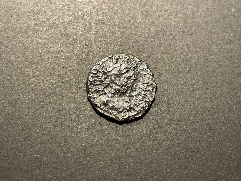 Unidentifiable Ancient Bronze coin - R1 start!