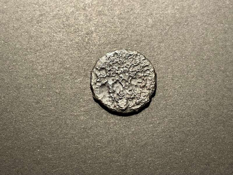 Unidentifiable Ancient Bronze coin - R1 start!