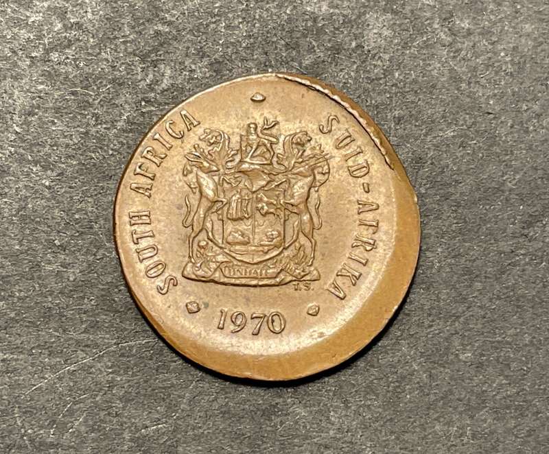 Rare 1970 "Broadstruck" Error RSA 1/2 cent coin - The edge of the collar can be seen!