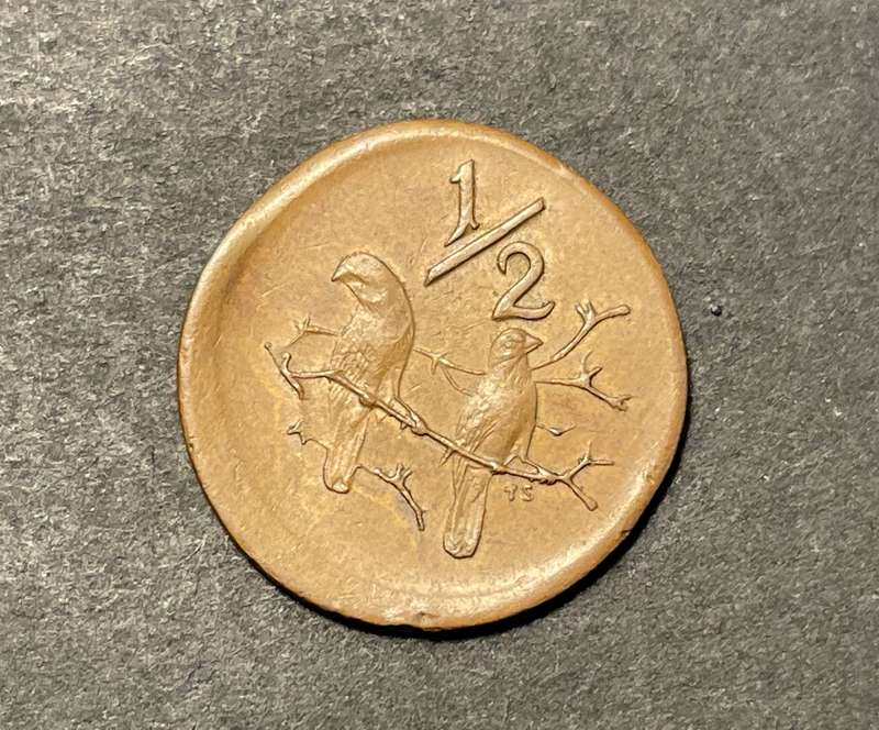 Rare 1970 "Broadstruck" Error RSA 1/2 cent coin - The edge of the collar can be seen!