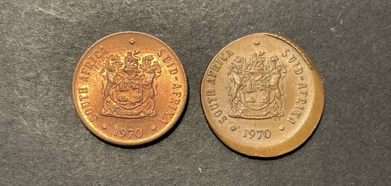 Rare 1970 "Broadstruck" Error RSA 1/2 cent coin - The edge of the collar can be seen!