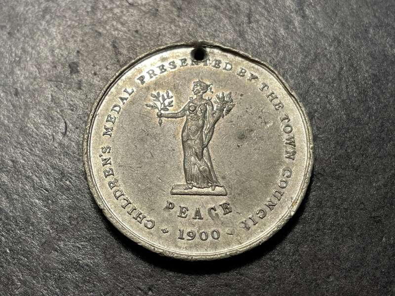 Rare 1900 Siege of Beaconsfield children's medal - Laidlaw 0188 (Catalogue value $180)