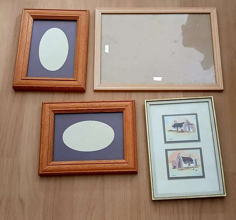 20 small picture frames