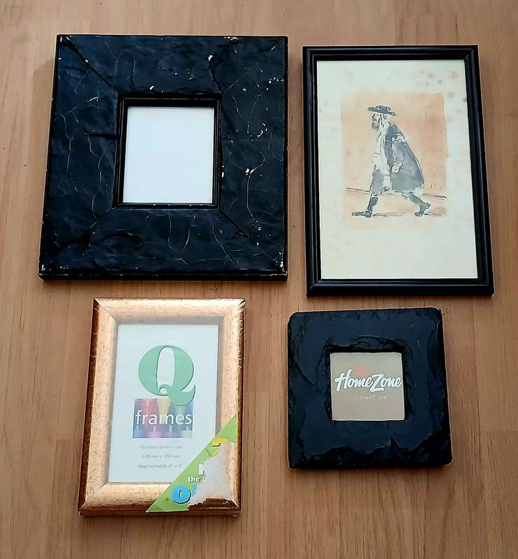 20 small picture frames