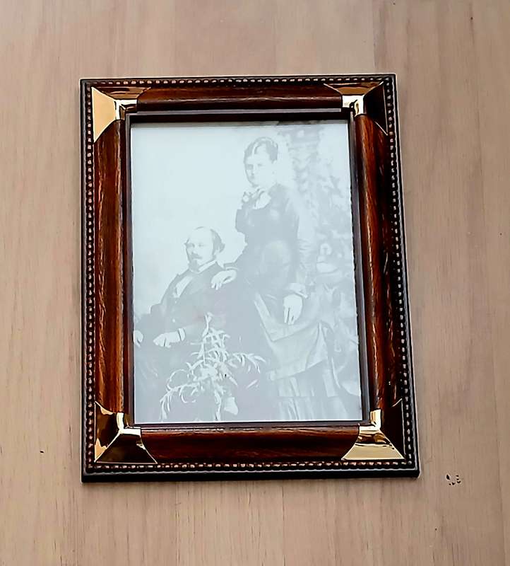20 small picture frames