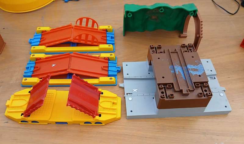 TOMY train set accessories