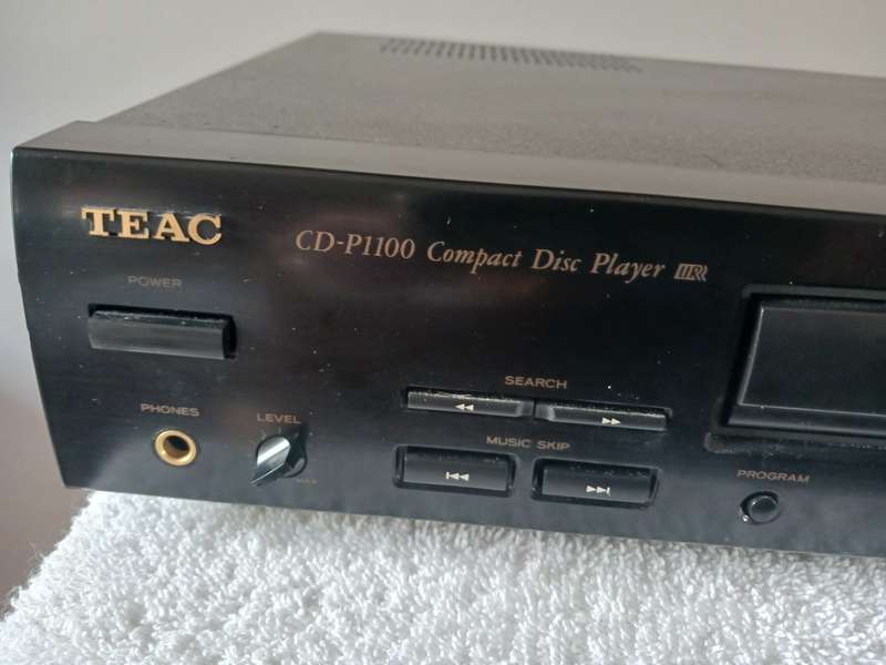 Teac CD - P1100 Compact Disc Player