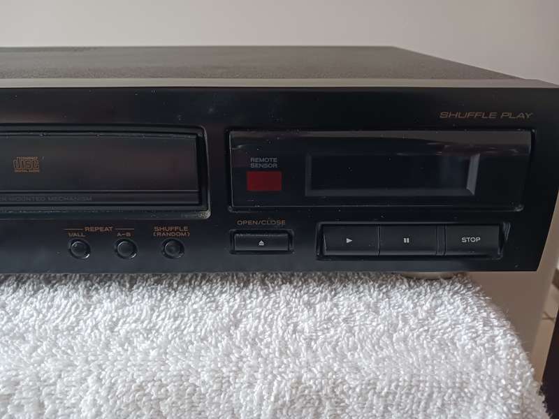 Teac CD - P1100 Compact Disc Player