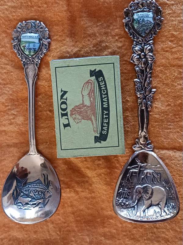 Two souvenir,copper spoons  ( DE Kasteel,Kaapstad and Hartenbos )