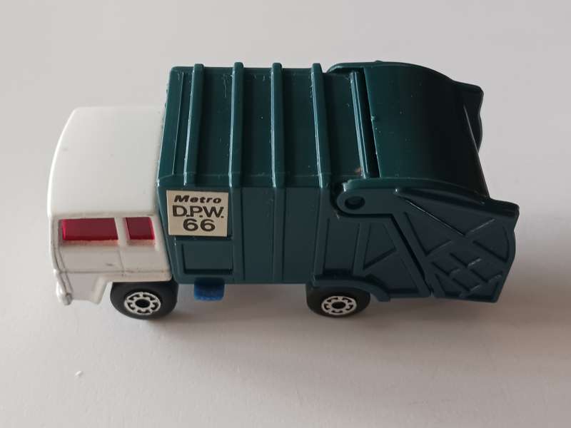Matchbox Refuse Truck - Metro D.P.W. 66 ( like new condition )