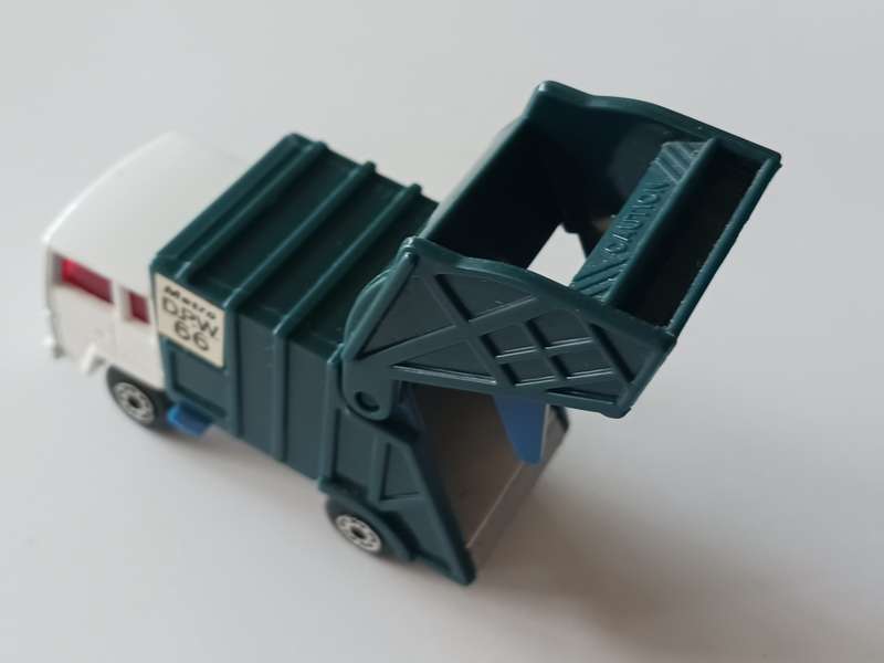 Matchbox Refuse Truck - Metro D.P.W. 66 ( like new condition )