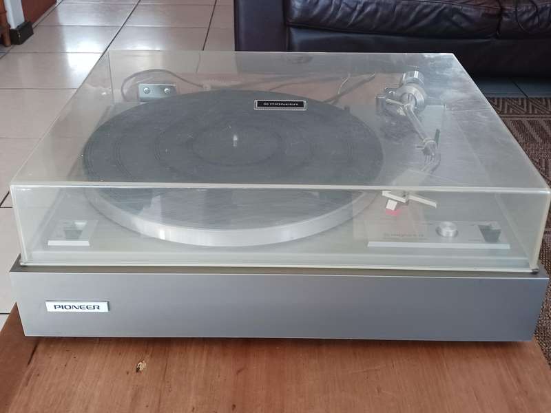 Vintage Pioneer Rondo 2000 belt driven Turntable