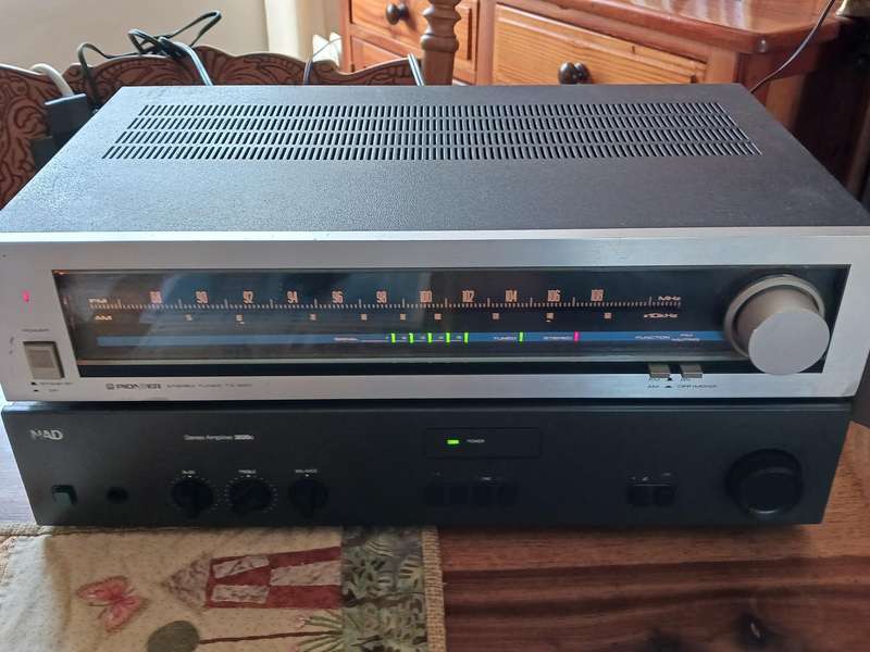 Vintage Pioneer - AM / FM  Stereo Tuner  TX - 520       ( in a good working condition )