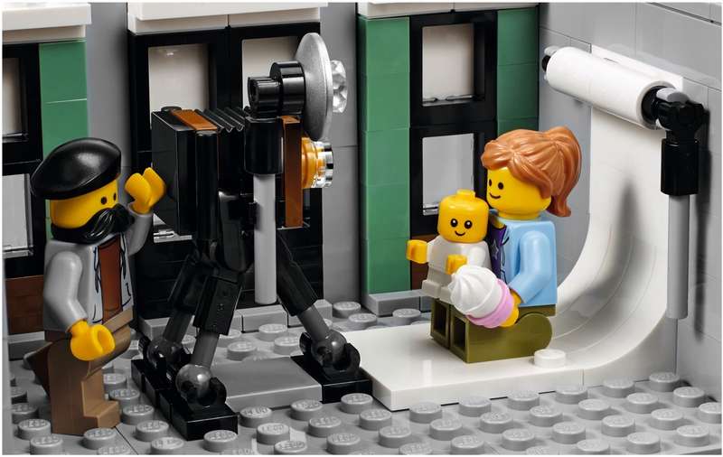 New LEGO Creator Expert Assembly Square Modular Building - New in Sealed Box - Discontinued (10255)